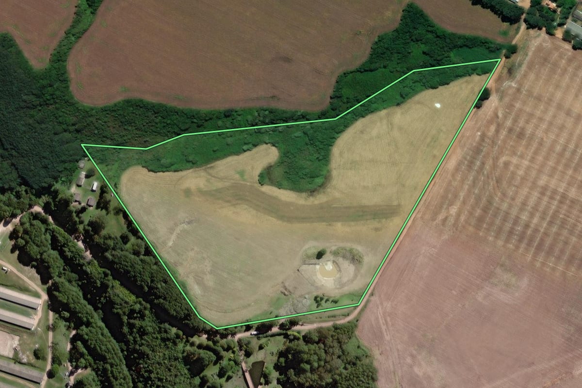 Imagem de satélite do imóvel rural em Carambeí (PR), com o contorno declarado no CAR desenhado por cima.