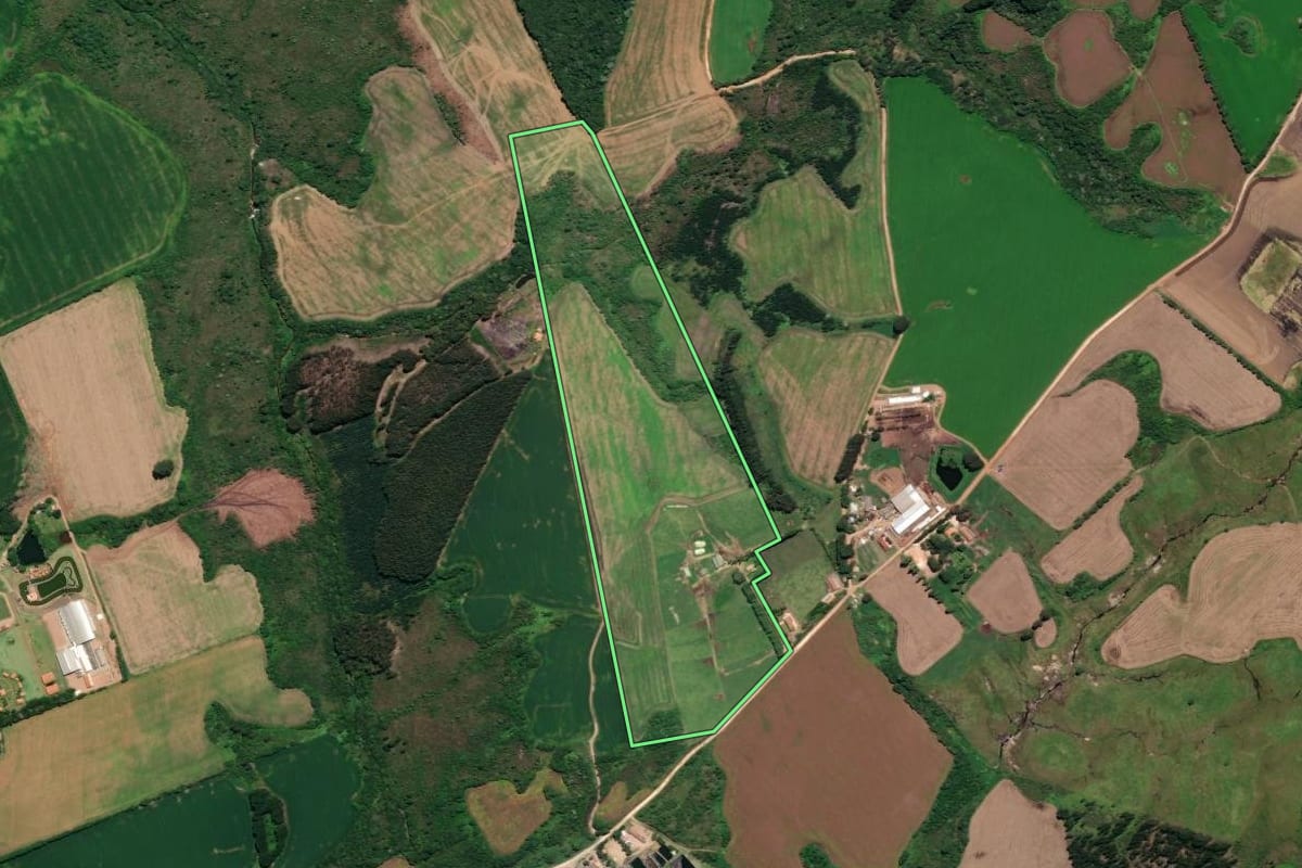 Imagem de satélite do imóvel rural em Carambeí (PR), com o contorno declarado no CAR desenhado por cima.