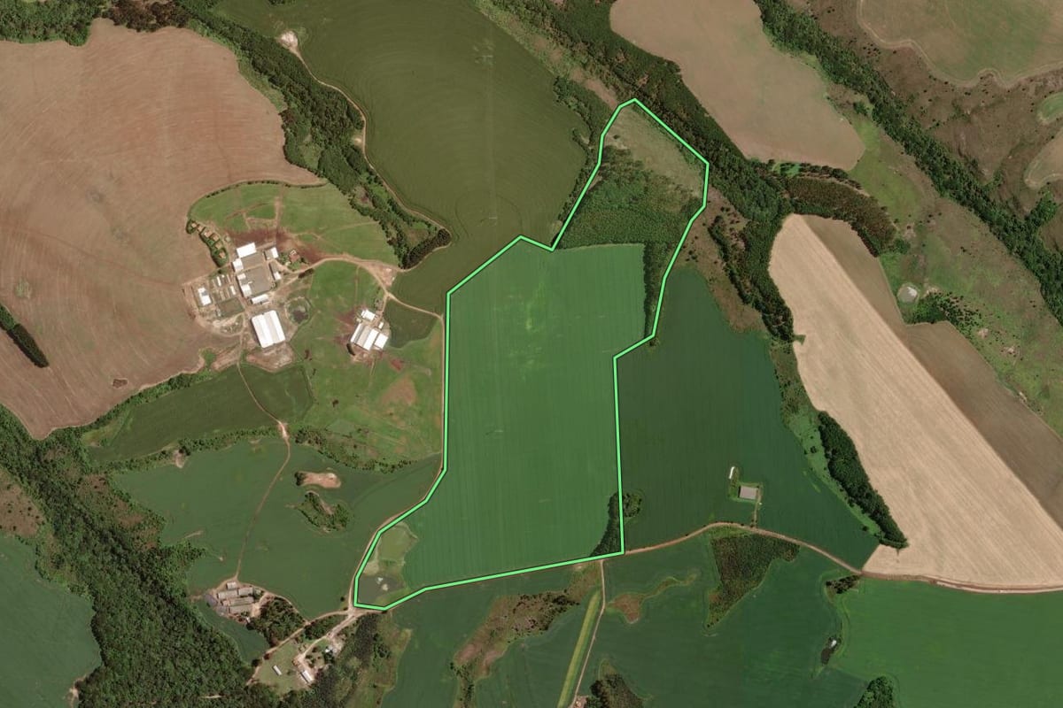 Imagem de satélite do imóvel rural em Carambeí (PR), com o contorno declarado no CAR desenhado por cima.