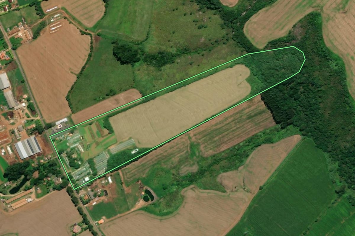 Imagem de satélite do imóvel rural em Carambeí (PR), com o contorno declarado no CAR desenhado por cima.