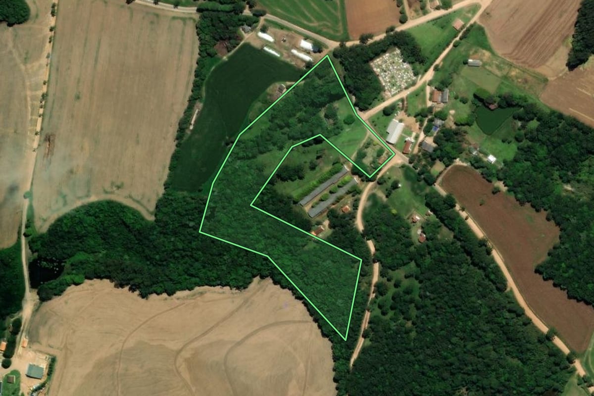 Imagem de satélite do imóvel rural em Carambeí (PR), com o contorno declarado no CAR desenhado por cima.