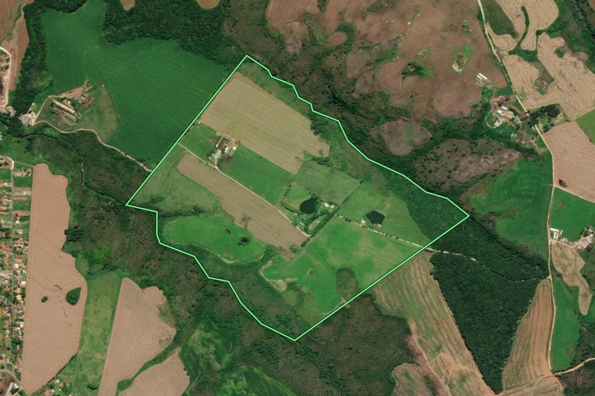Imagem de satélite do imóvel rural em Carambeí (PR), com o contorno declarado no CAR desenhado por cima.