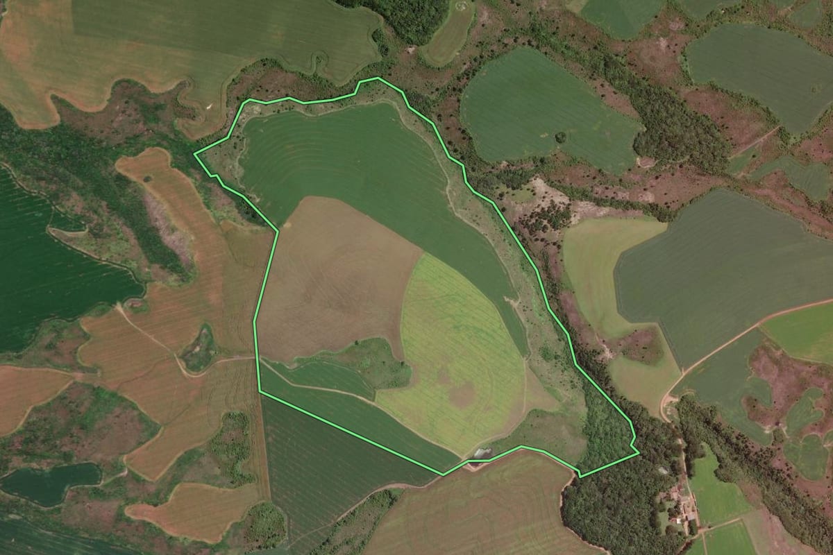 Imagem de satélite do imóvel rural em Carambeí (PR), com o contorno declarado no CAR desenhado por cima.