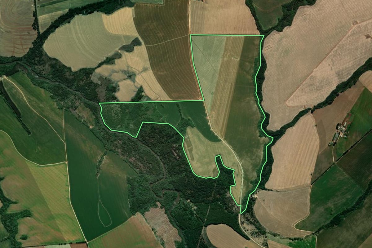 Imagem de satélite do imóvel rural em Carambeí (PR), com o contorno declarado no CAR desenhado por cima.