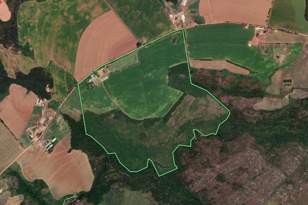 Imagem de satélite do imóvel rural em Carambeí (PR), com o contorno declarado no CAR desenhado por cima.