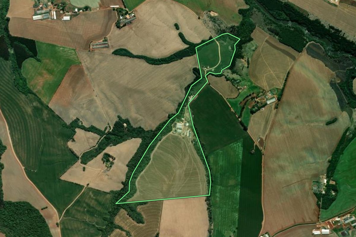 Imagem de satélite do imóvel rural em Carambeí (PR), com o contorno declarado no CAR desenhado por cima.