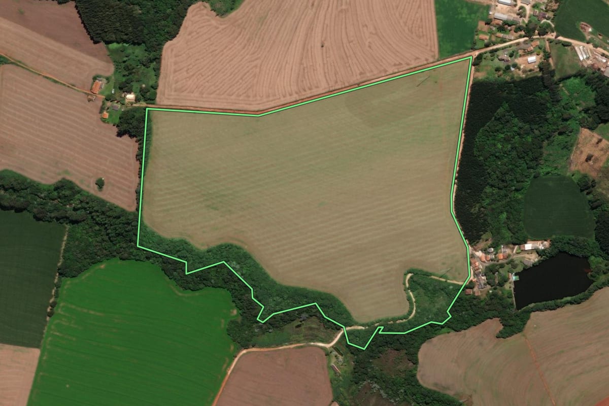 Imagem de satélite do imóvel rural em Carambeí (PR), com o contorno declarado no CAR desenhado por cima.