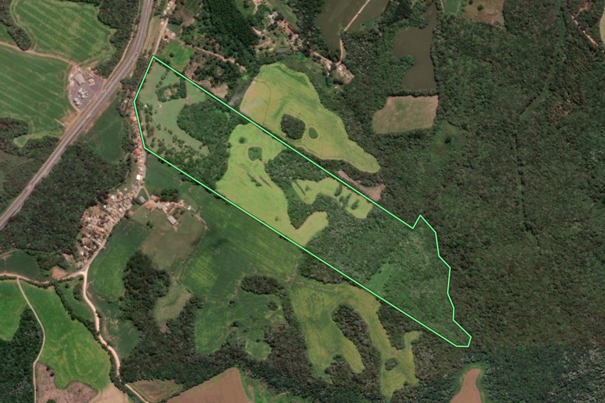 Imagem de satélite do imóvel rural em Carambeí (PR), com o contorno declarado no CAR desenhado por cima.