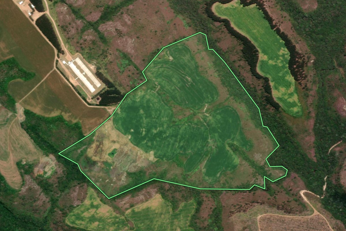 Imagem de satélite do imóvel rural em Carambeí (PR), com o contorno declarado no CAR desenhado por cima.