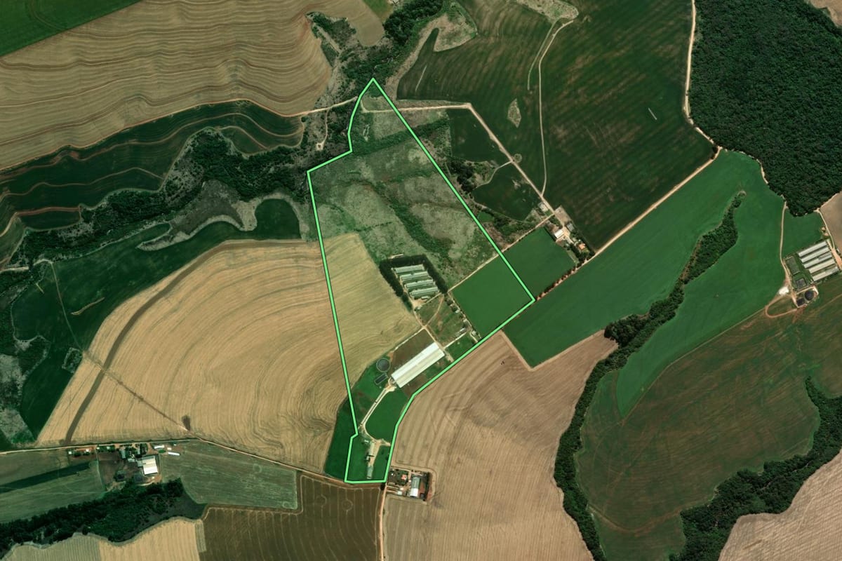 Imagem de satélite do imóvel rural em Carambeí (PR), com o contorno declarado no CAR desenhado por cima.