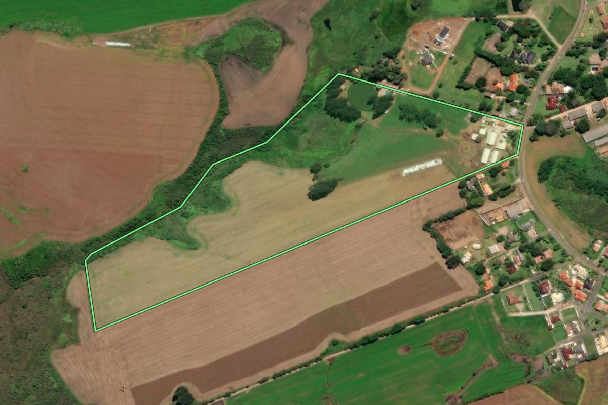 Imagem de satélite do imóvel rural em Carambeí (PR), com o contorno declarado no CAR desenhado por cima.