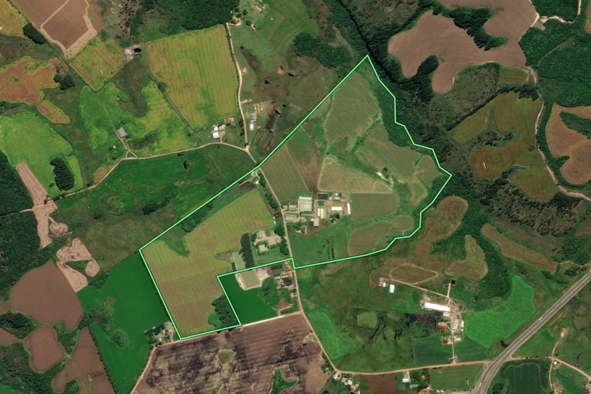 Imagem de satélite do imóvel rural em Carambeí (PR), com o contorno declarado no CAR desenhado por cima.
