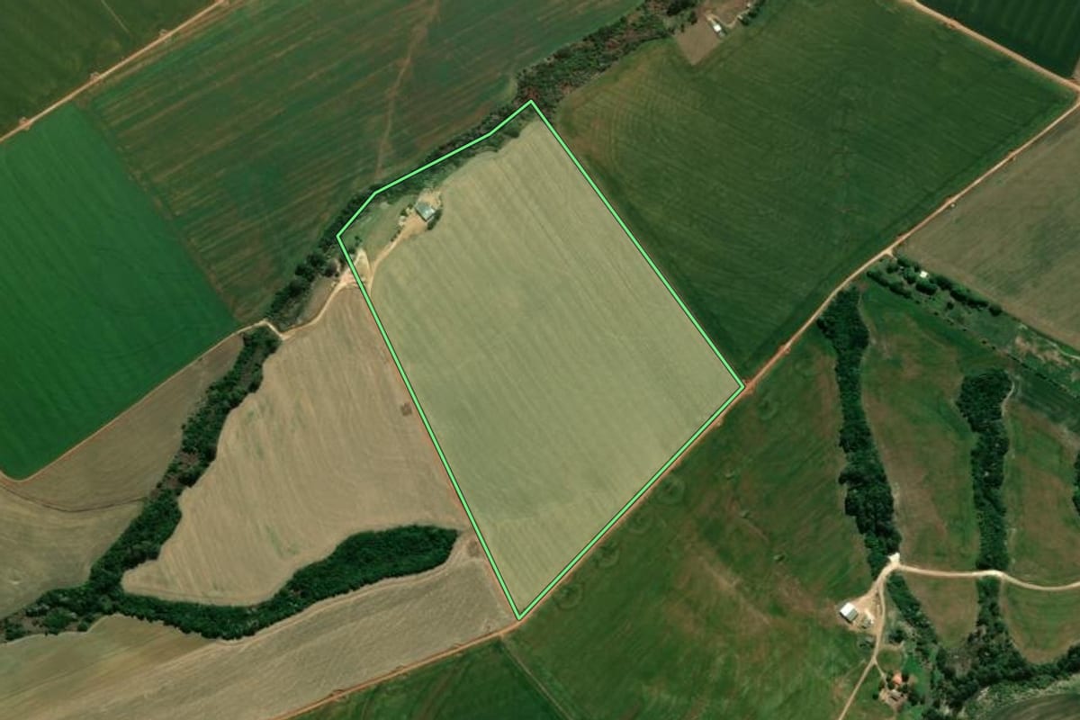 Imagem de satélite do imóvel rural em Carambeí (PR), com o contorno declarado no CAR desenhado por cima.