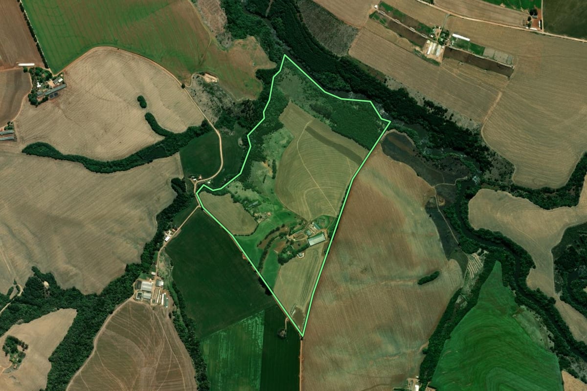 Imagem de satélite do imóvel rural em Carambeí (PR), com o contorno declarado no CAR desenhado por cima.