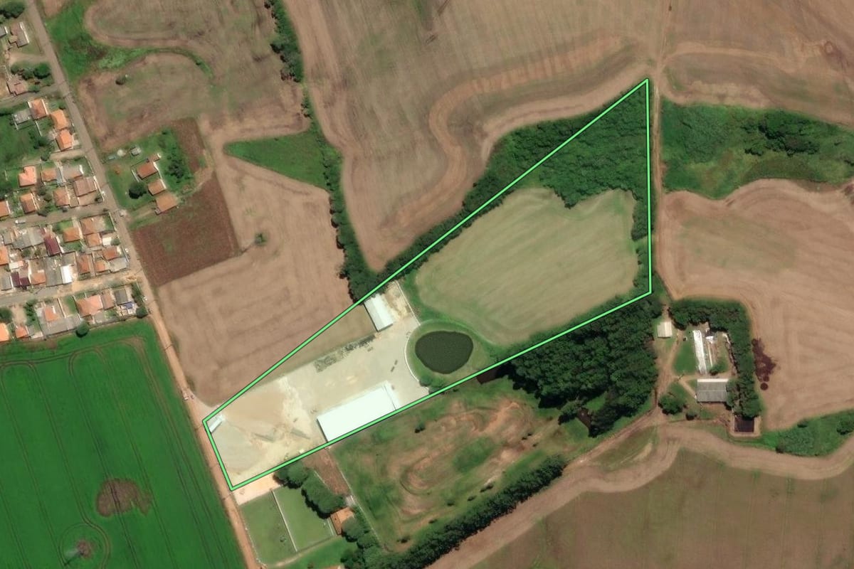 Imagem de satélite do imóvel rural em Carambeí (PR), com o contorno declarado no CAR desenhado por cima.