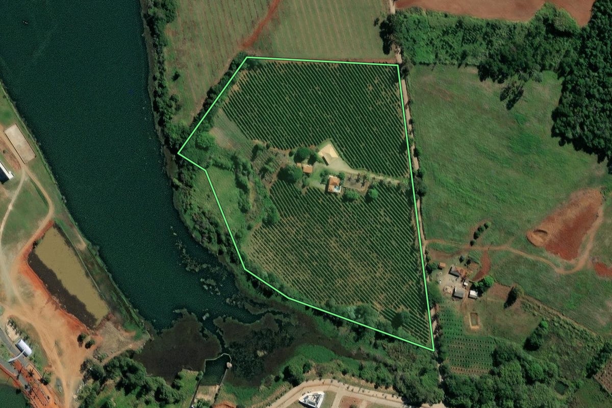 Imagem de satélite do imóvel rural em Carlópolis (PR), com o contorno declarado no CAR desenhado por cima.