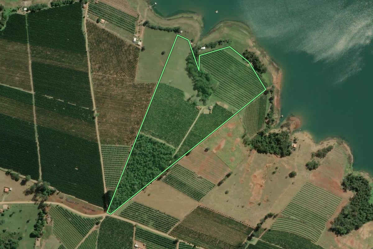 Imagem de satélite do imóvel rural em Carlópolis (PR), com o contorno declarado no CAR desenhado por cima.
