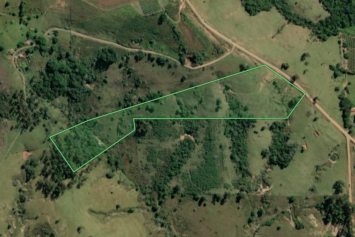 Imagem de satélite do imóvel rural em Carlópolis (PR), com o contorno declarado no CAR desenhado por cima.