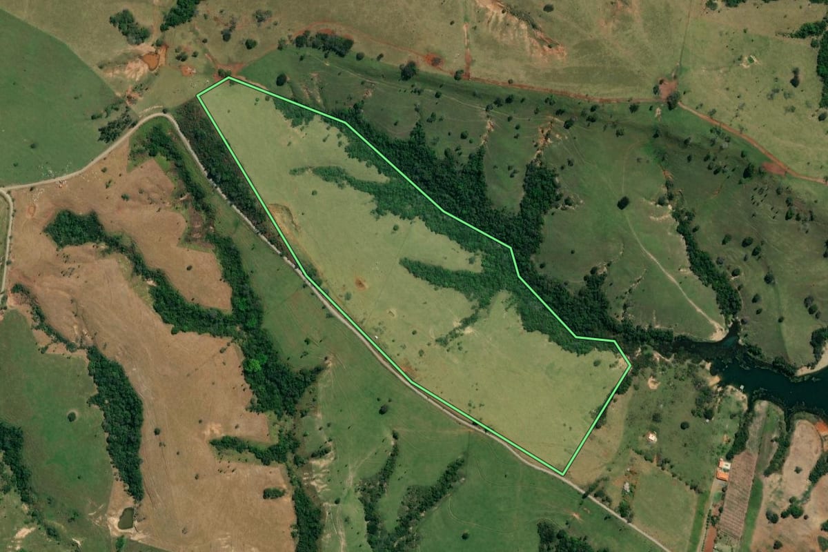 Imagem de satélite do imóvel rural em Carlópolis (PR), com o contorno declarado no CAR desenhado por cima.