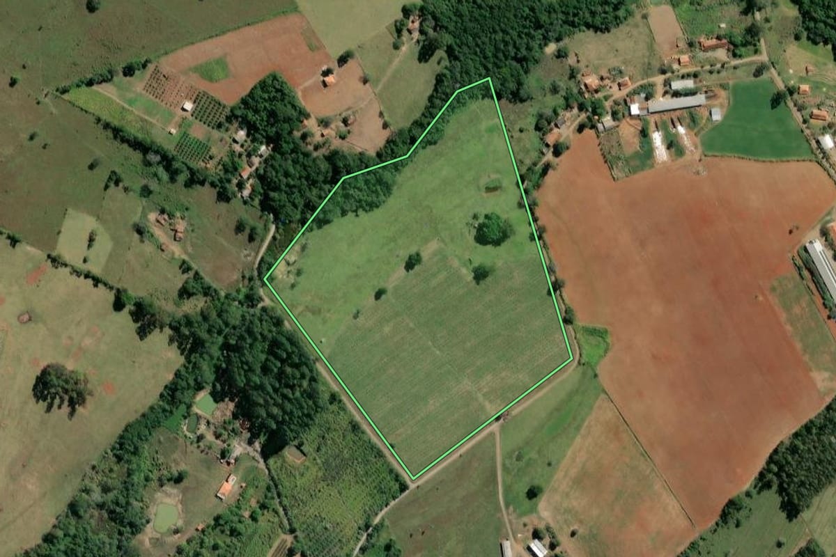 Imagem de satélite do imóvel rural em Carlópolis (PR), com o contorno declarado no CAR desenhado por cima.