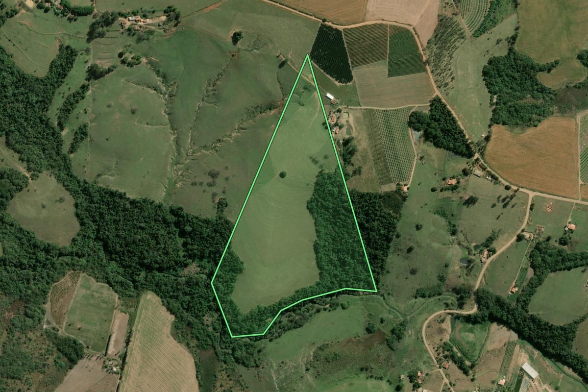 Imagem de satélite do imóvel rural em Carlópolis (PR), com o contorno declarado no CAR desenhado por cima.