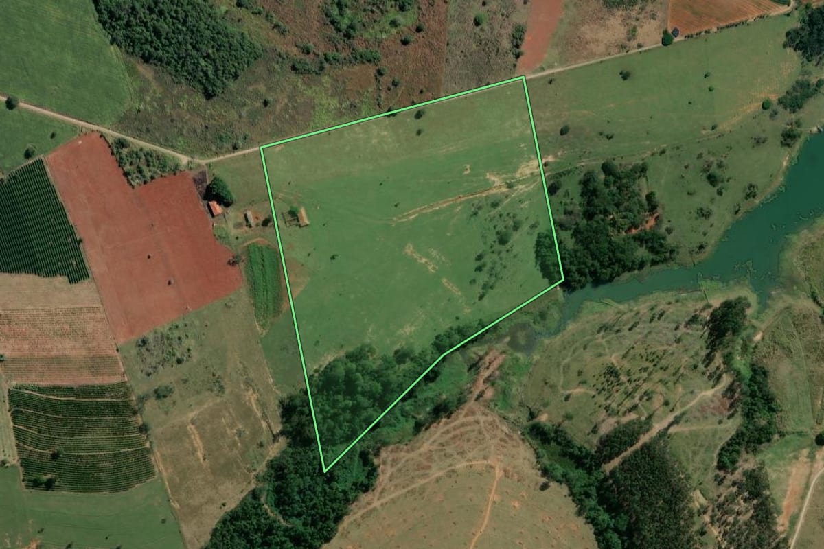Imagem de satélite do imóvel rural em Carlópolis (PR), com o contorno declarado no CAR desenhado por cima.