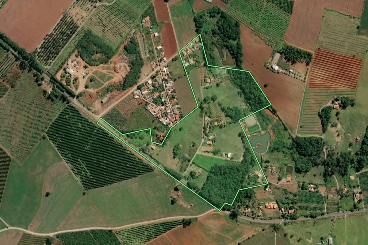 Imagem de satélite do imóvel rural em Carlópolis (PR), com o contorno declarado no CAR desenhado por cima.