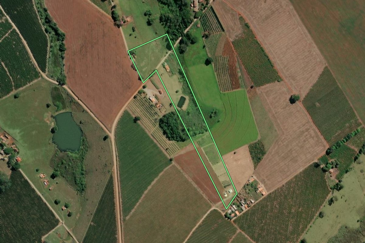 Imagem de satélite do imóvel rural em Carlópolis (PR), com o contorno declarado no CAR desenhado por cima.