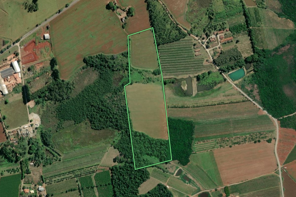 Imagem de satélite do imóvel rural em Carlópolis (PR), com o contorno declarado no CAR desenhado por cima.