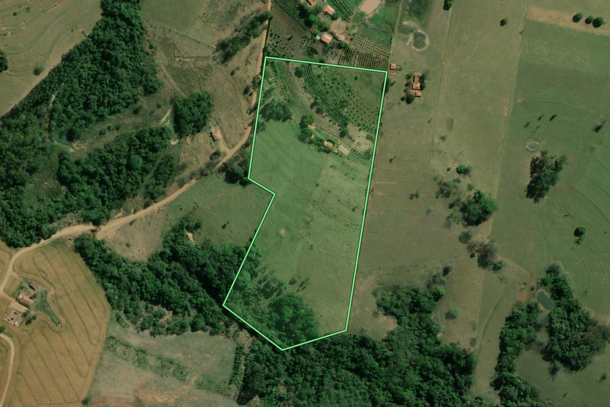 Imagem de satélite do imóvel rural em Carlópolis (PR), com o contorno declarado no CAR desenhado por cima.