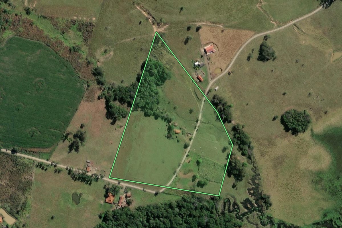 Imagem de satélite do imóvel rural em Carlópolis (PR), com o contorno declarado no CAR desenhado por cima.