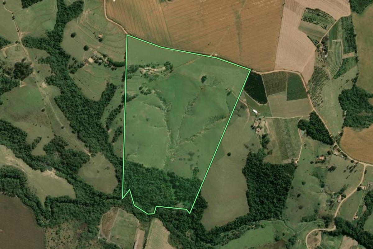 Imagem de satélite do imóvel rural em Carlópolis (PR), com o contorno declarado no CAR desenhado por cima.
