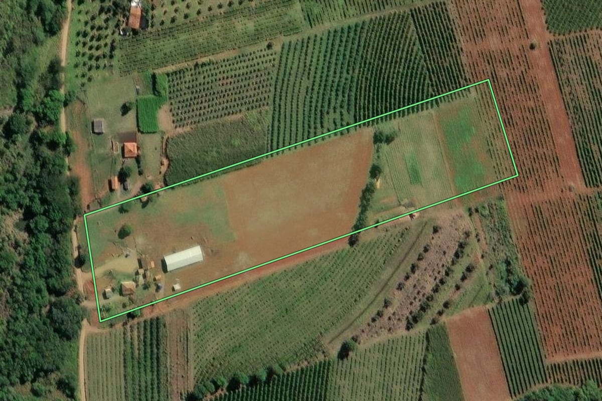 Imagem de satélite do imóvel rural em Carlópolis (PR), com o contorno declarado no CAR desenhado por cima.
