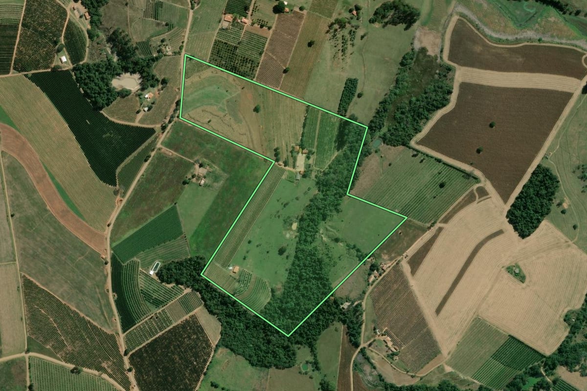 Imagem de satélite do imóvel rural em Carlópolis (PR), com o contorno declarado no CAR desenhado por cima.