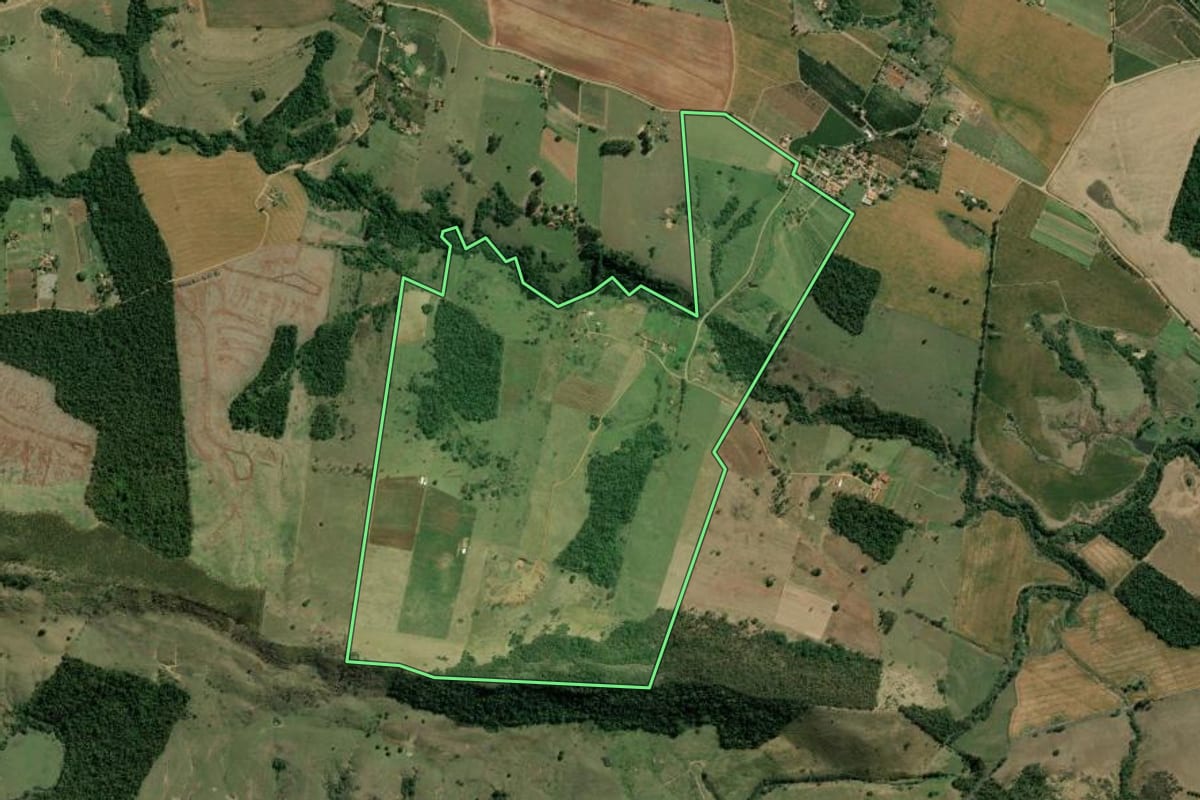 Imagem de satélite do imóvel rural em Carlópolis (PR), com o contorno declarado no CAR desenhado por cima.