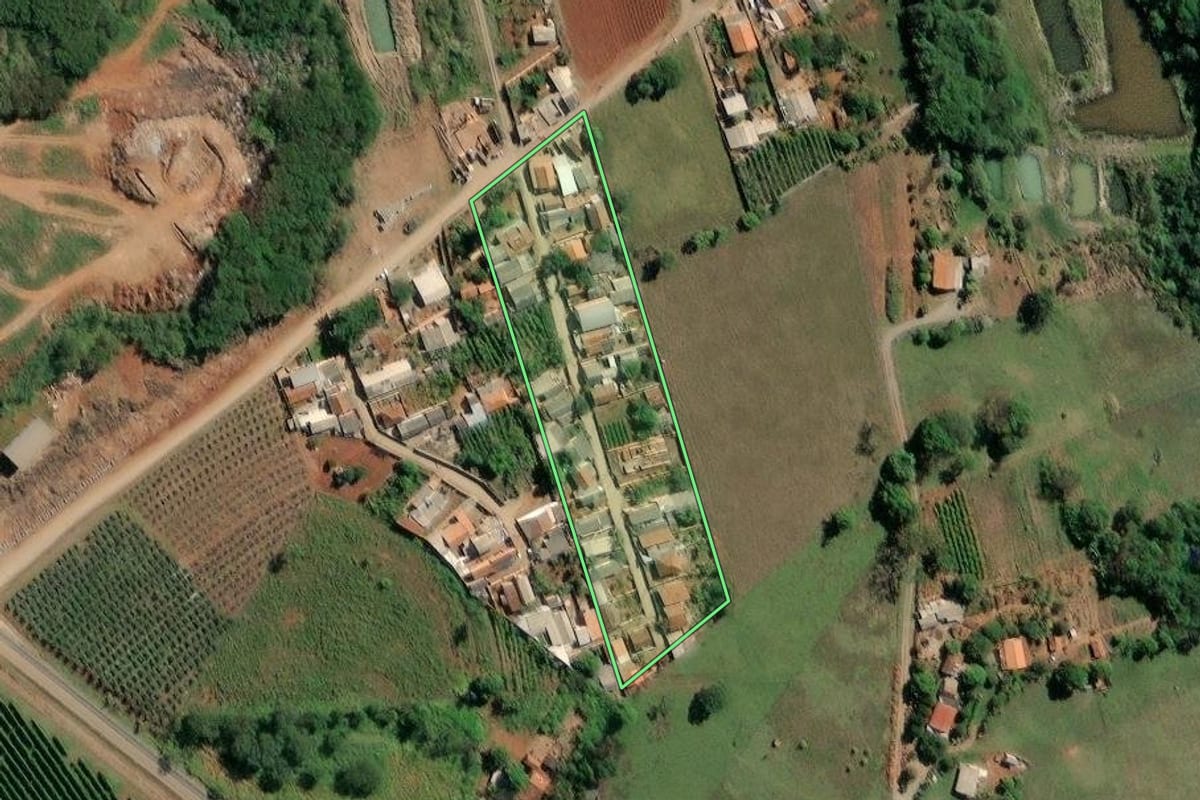 Imagem de satélite do imóvel rural em Carlópolis (PR), com o contorno declarado no CAR desenhado por cima.