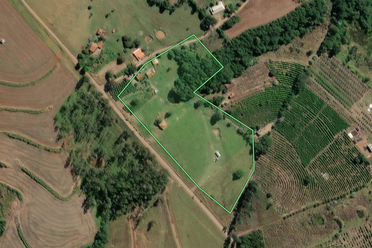 Imagem de satélite do imóvel rural em Carlópolis (PR), com o contorno declarado no CAR desenhado por cima.
