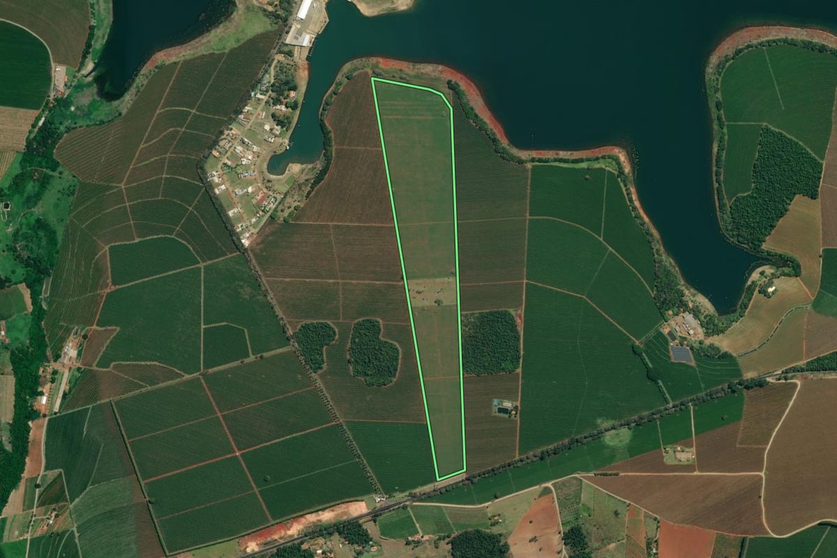 Imagem de satélite do imóvel rural em Carlópolis (PR), com o contorno declarado no CAR desenhado por cima.