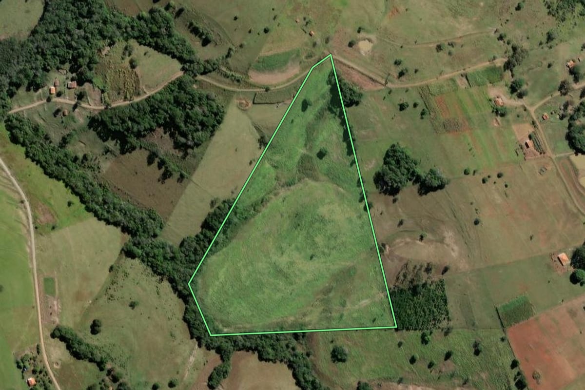 Imagem de satélite do imóvel rural em Carlópolis (PR), com o contorno declarado no CAR desenhado por cima.