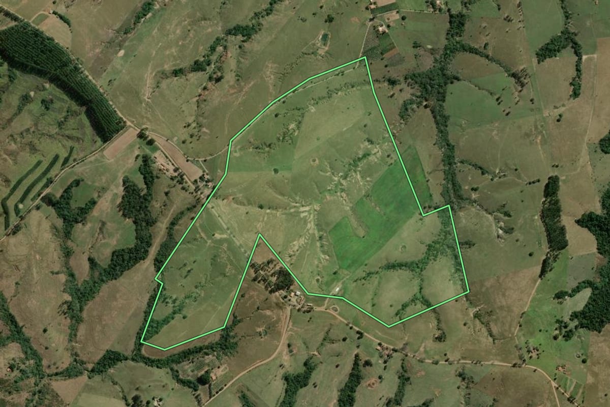 Imagem de satélite do imóvel rural em Carlópolis (PR), com o contorno declarado no CAR desenhado por cima.