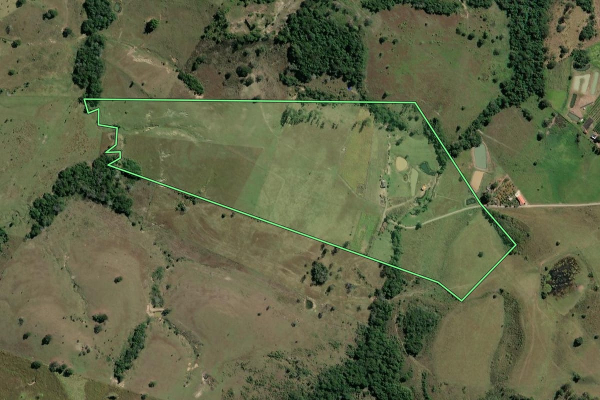 Imagem de satélite do imóvel rural em Carlópolis (PR), com o contorno declarado no CAR desenhado por cima.