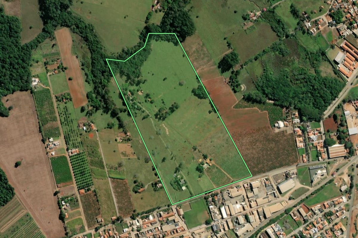 Imagem de satélite do imóvel rural em Carlópolis (PR), com o contorno declarado no CAR desenhado por cima.