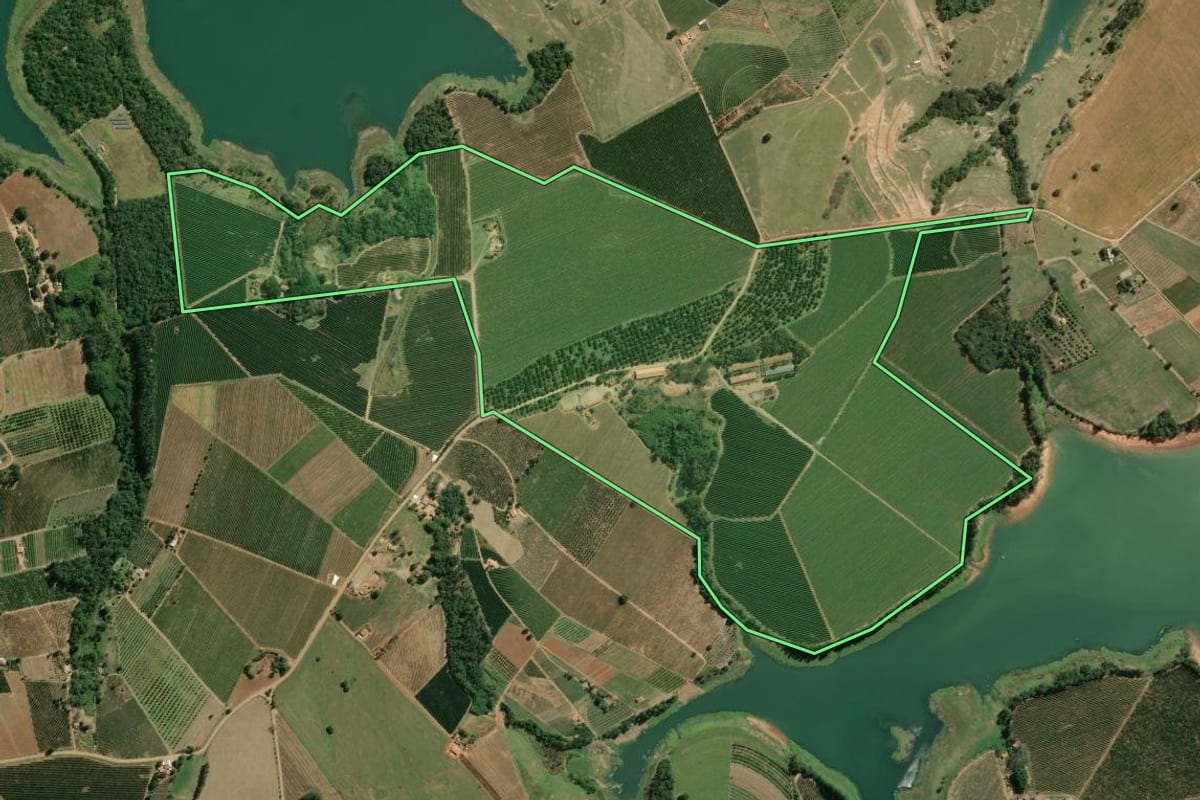 Imagem de satélite do imóvel rural em Carlópolis (PR), com o contorno declarado no CAR desenhado por cima.