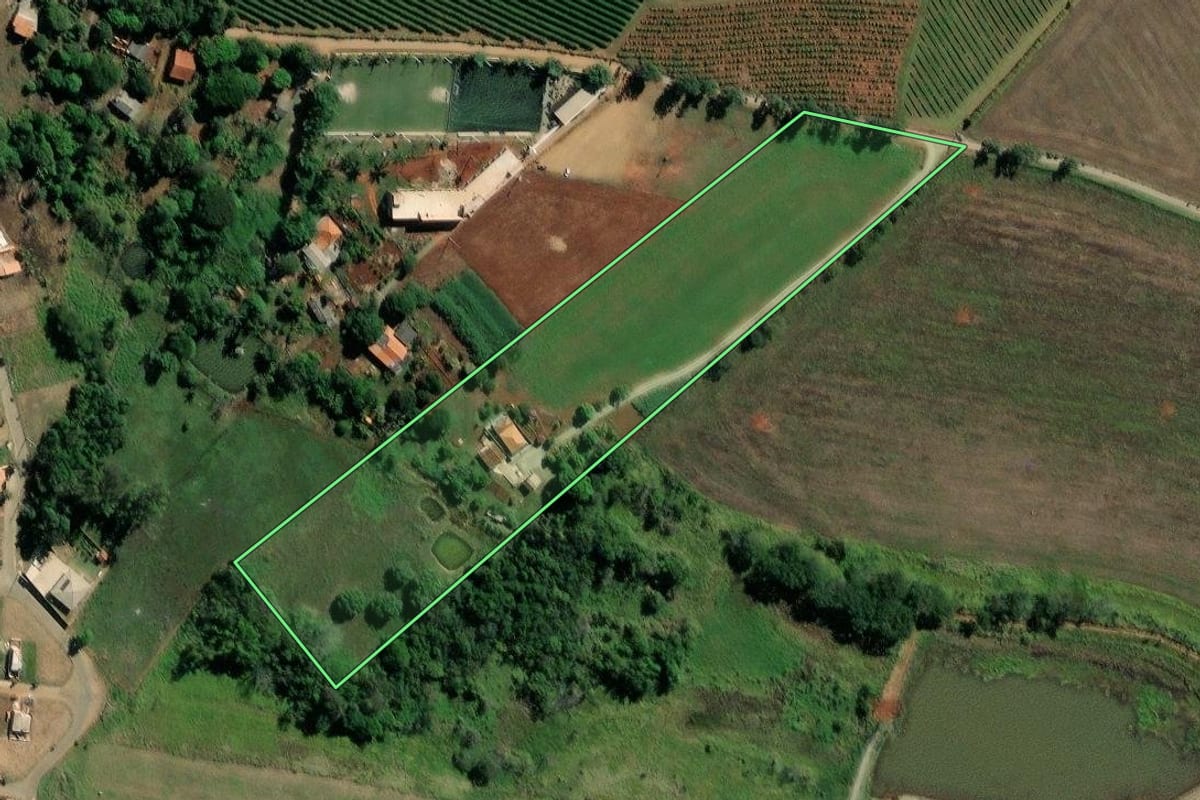 Imagem de satélite do imóvel rural em Carlópolis (PR), com o contorno declarado no CAR desenhado por cima.
