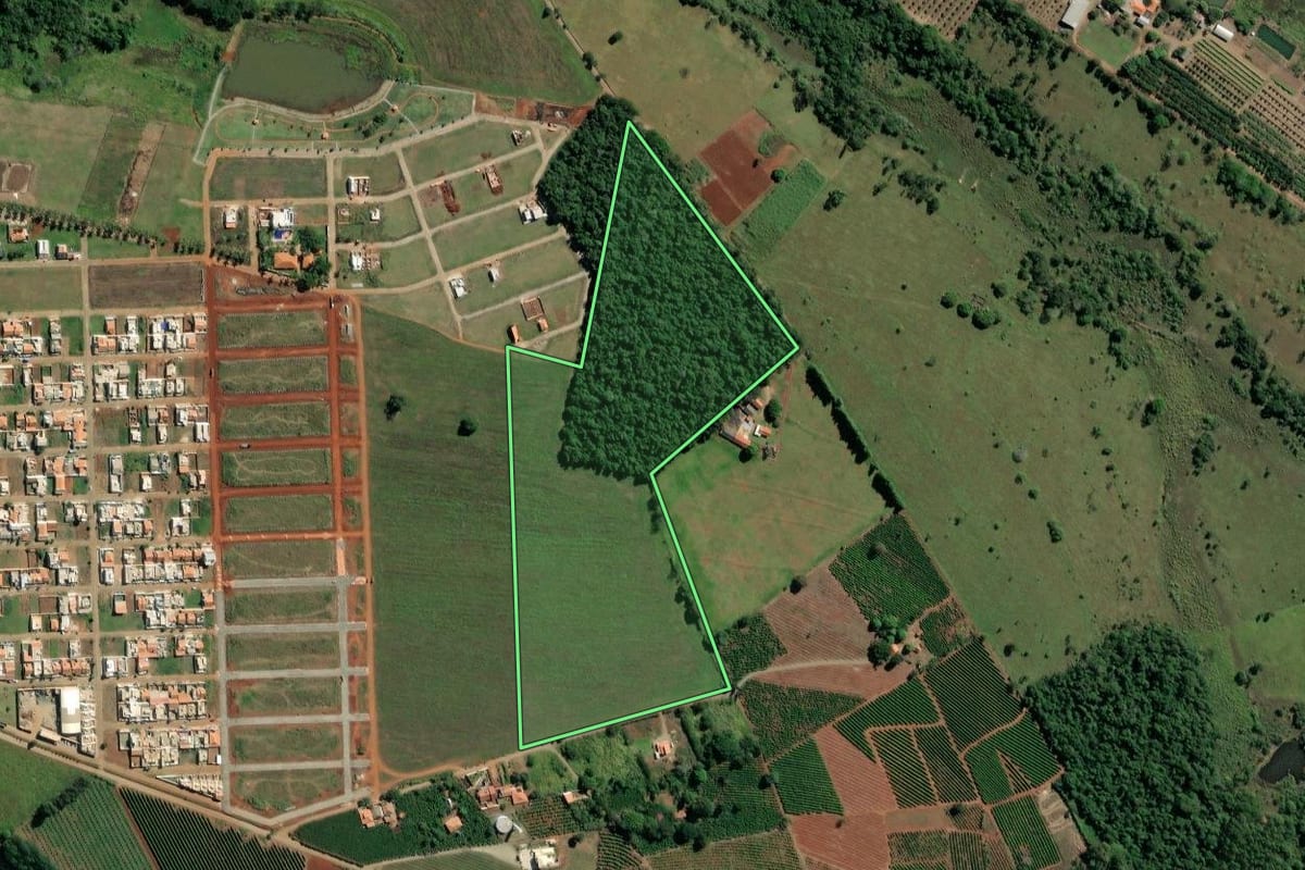 Imagem de satélite do imóvel rural em Carlópolis (PR), com o contorno declarado no CAR desenhado por cima.