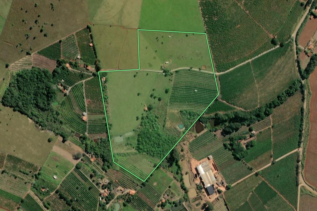 Imagem de satélite do imóvel rural em Carlópolis (PR), com o contorno declarado no CAR desenhado por cima.