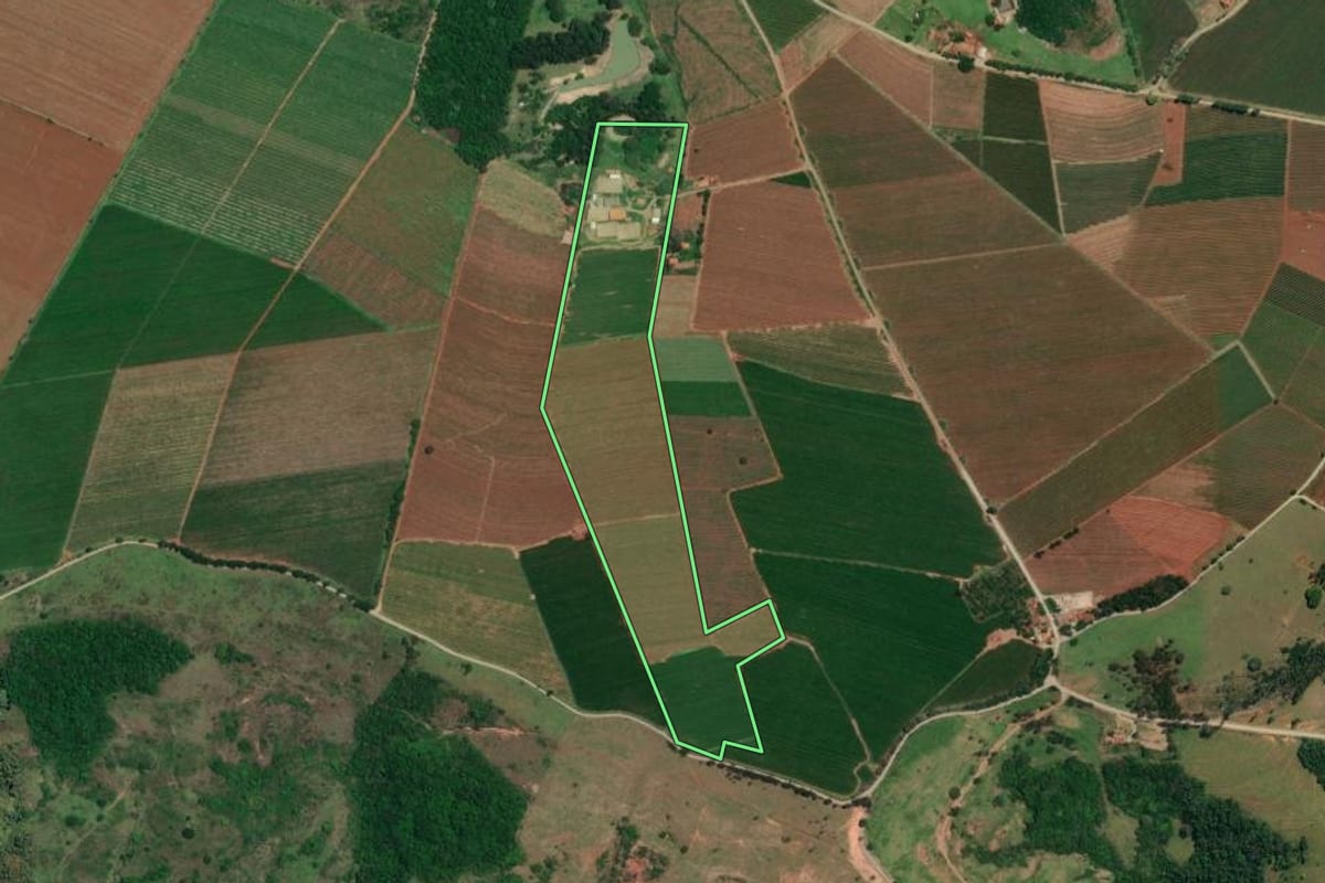 Imagem de satélite do imóvel rural em Carlópolis (PR), com o contorno declarado no CAR desenhado por cima.