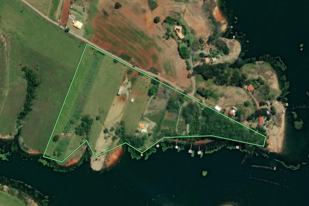 Imagem de satélite do imóvel rural em Carlópolis (PR), com o contorno declarado no CAR desenhado por cima.
