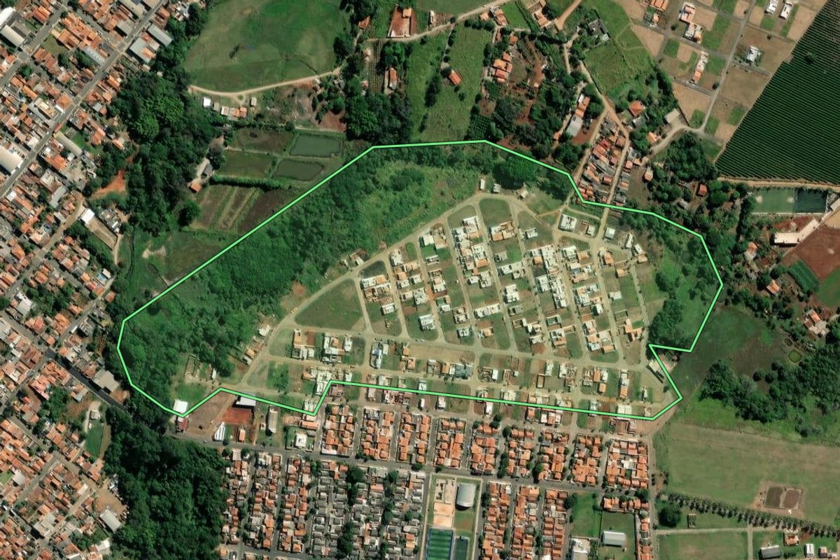 Imagem de satélite do imóvel rural em Carlópolis (PR), com o contorno declarado no CAR desenhado por cima.