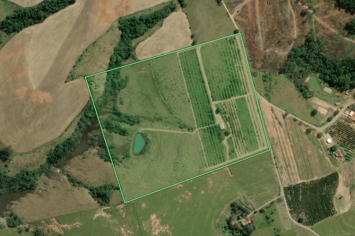Imagem de satélite do imóvel rural em Carlópolis (PR), com o contorno declarado no CAR desenhado por cima.